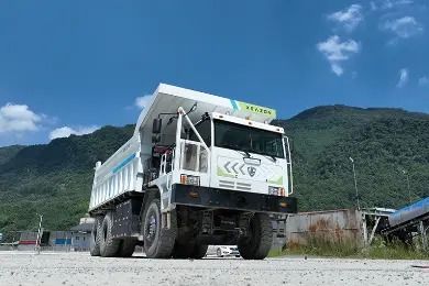 उच्च उत्पादकता के लिए शून्य उत्सर्जन और दोहरी मोटर ड्राइव के साथ 110 टन पेलोड इलेक्ट्रिक खनन ट्रक
